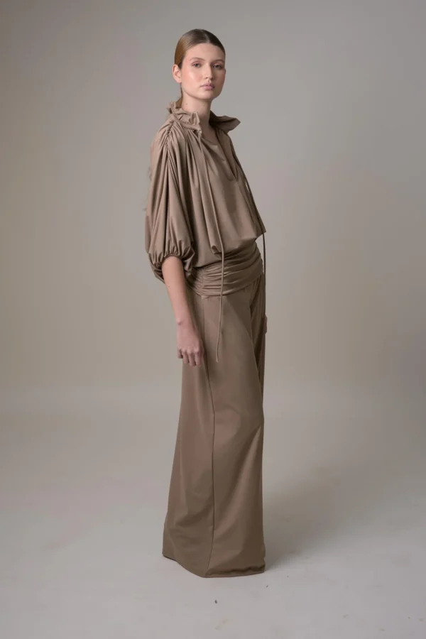 Angela Jaramillo Aleya blusa camel