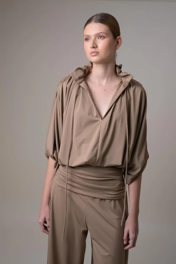Angela Jaramillo Aleya blusa camel