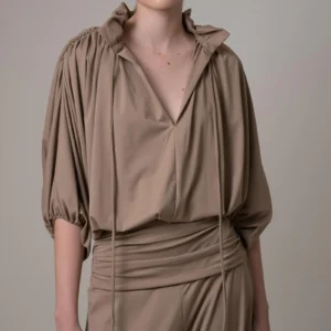 Angela Jaramillo Aleya blusa camel