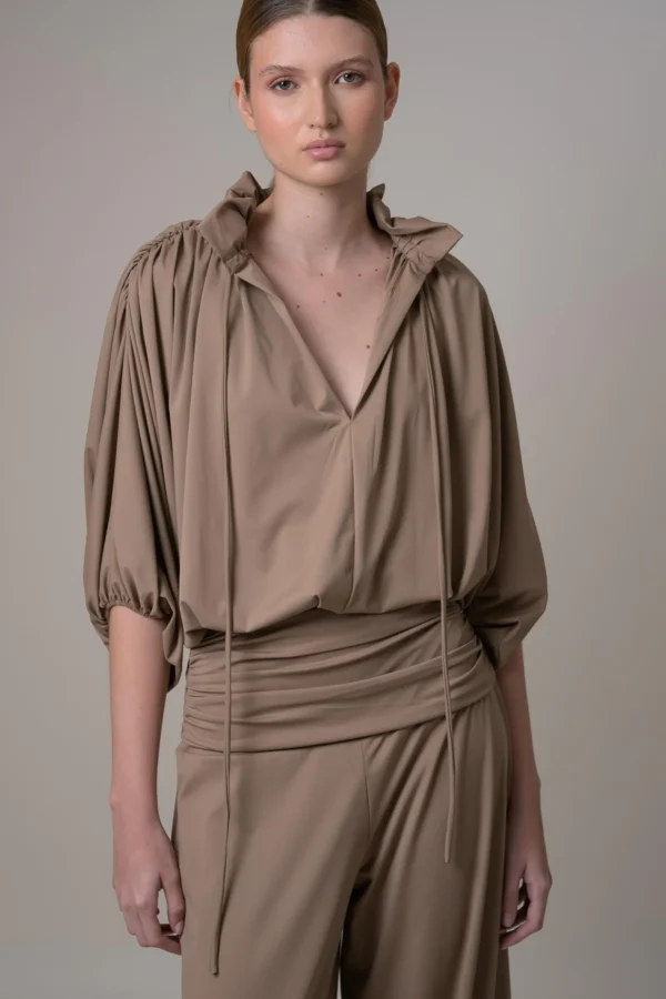 Angela Jaramillo Aleya blusa camel